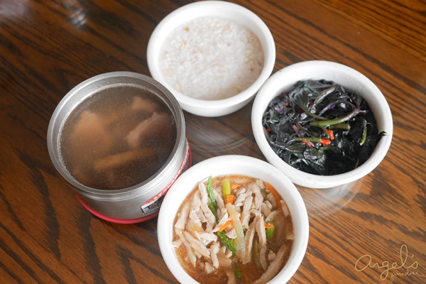 坐月子餐早餐粥品與青菜