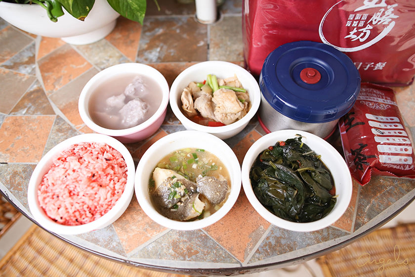 午餐:一份主食, 一份肉類,一份海鮮, 一份青菜, 藥膳補湯 ,甜湯