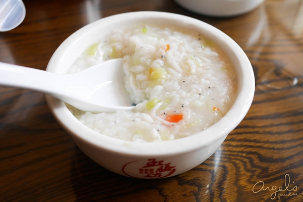 早餐常有粥品或米粉湯