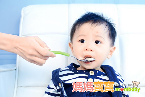 055-how-to-teach-a-baby-to-self-feed_html-02 寶寶學吃飯前的預備課程